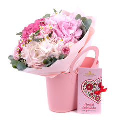 03001052_kvetinova-taska-sweet-farebne-hortenzie-karafiaty-a-cokolada