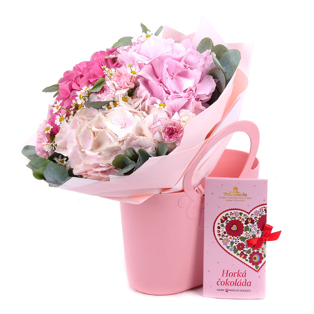 03001052_kvetinova-taska-sweet-farebne-hortenzie-karafiaty-a-cokolada