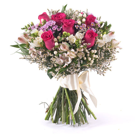 Sweet ružové ruže a biele frézie