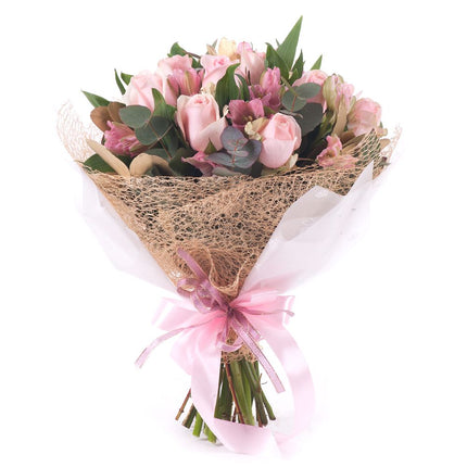 Sweet ružové ruže a alstromérie s eukalyptom