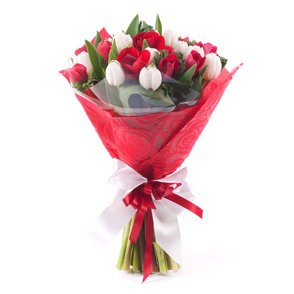 Sweet biele tulipány a červené anemone