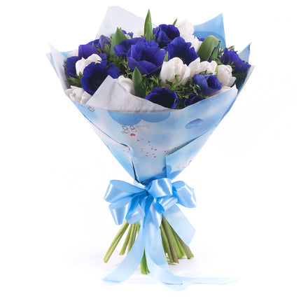 Sweet modré anemone a biele tulipány