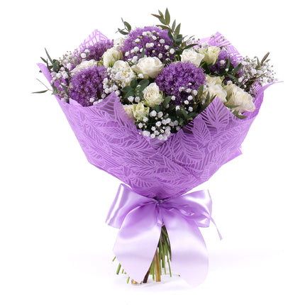 Sweet modré allium a trsové bílé růže