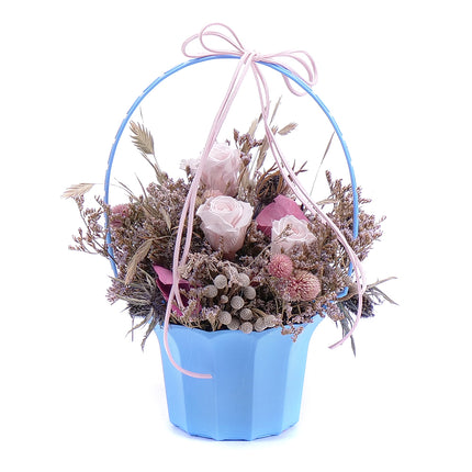 In eterno modrý košík růžové růže