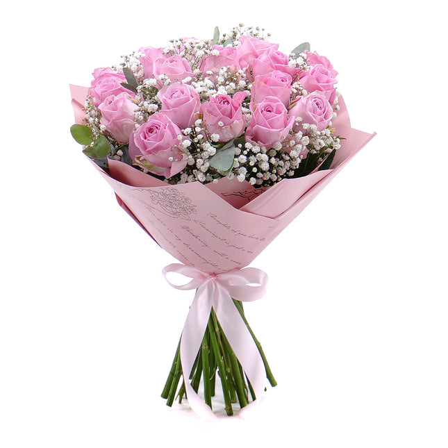 Sweet růžové růže s gypsophilou