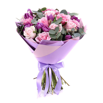 Sweet růžové růže a fialové tulipány