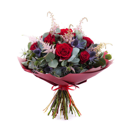 Sweet červené růže astilbe a eryngium