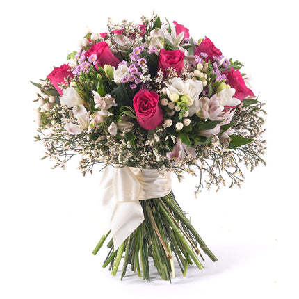 Sweet ružové ruže a biele frézie