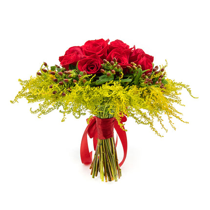 Elite červené růže a hypericum