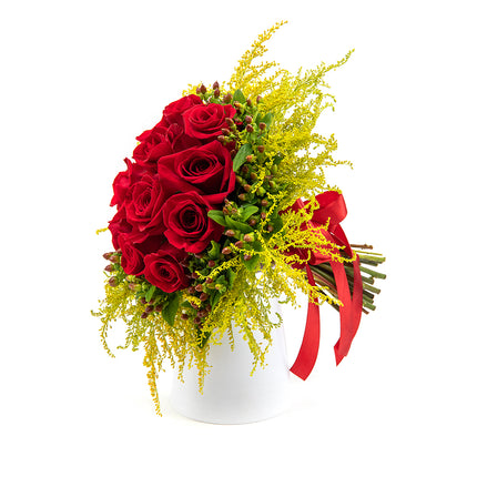 Elite červené růže a hypericum