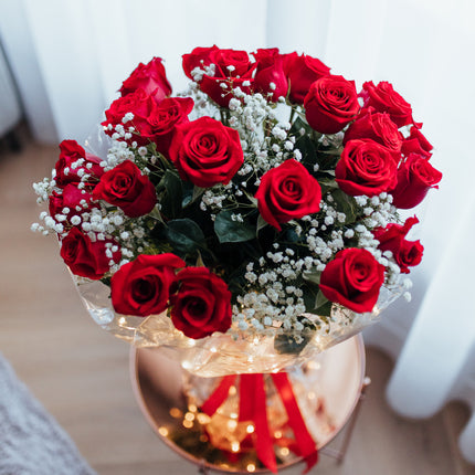 Grande červené růže, gypsophila, LED světýlka