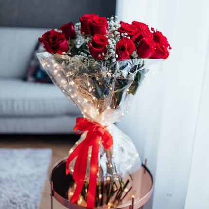 Grande červené růže, gypsophila, LED světýlka