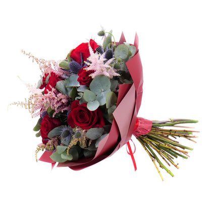Sweet červené růže astilbe a eryngium