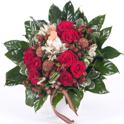 Kytice pro pána červené růže a hypericum