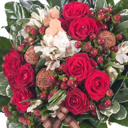 Kytice pro pána červené růže a hypericum