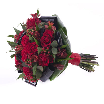 Lady červené růže a hypericum