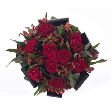 Lady červené růže a hypericum