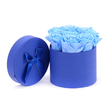 In eterno modrý okrúhly box "S" 8 modrých ruží