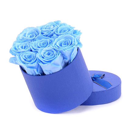 In eterno modrý okrúhly box "S" 8 modrých ruží