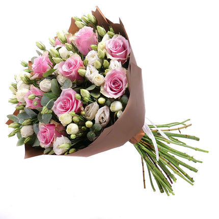 Sweet růžové růže bílé lisiantusy