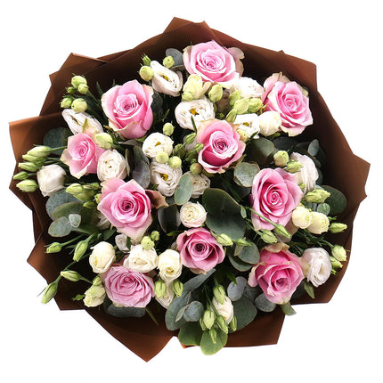 Sweet růžové růže bílé lisiantusy