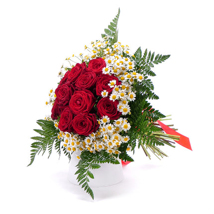 Sweet červené růže s heřmánky