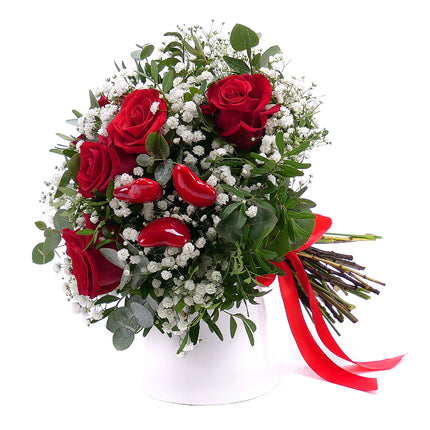 Sweet červené růže, gypsophila a srdíčka