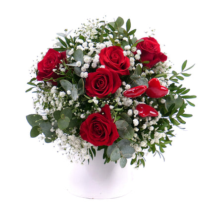 Sweet červené růže, gypsophila a srdíčka