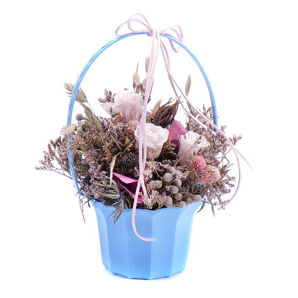 In eterno modrý košík růžové růže