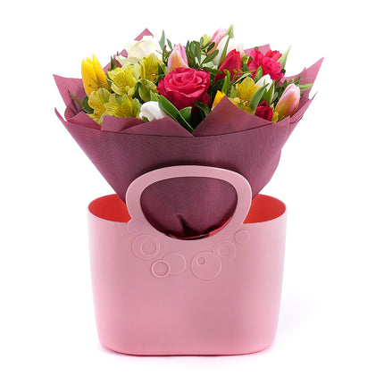 Květinová taška Sweet tulipány, alstromerie a růže