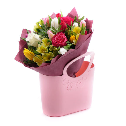 Květinová taška Sweet tulipány, alstromerie a růže