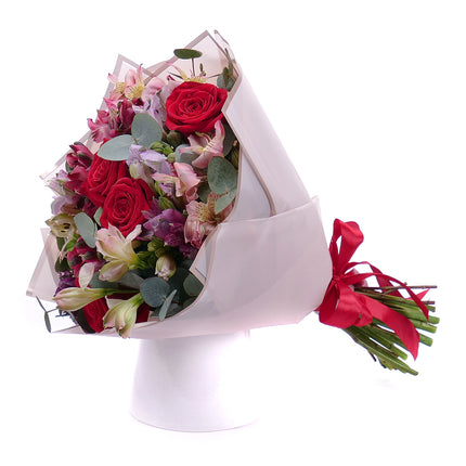 Sweet červené růže a alstromerie