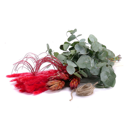 Kytice DIY - protea Irigo a červená cortaderie ve váze