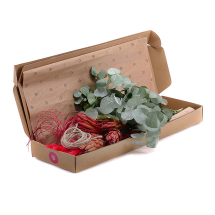 Kytice DIY - protea Irigo a červená cortaderie ve váze