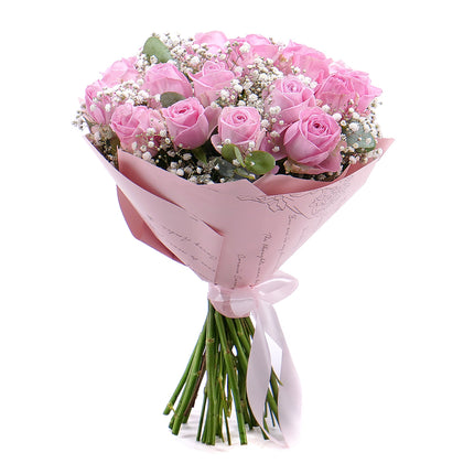 Sweet růžové růže s gypsophilou