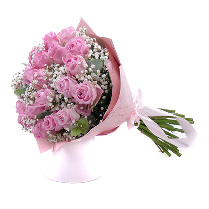 Sweet růžové růže s gypsophilou