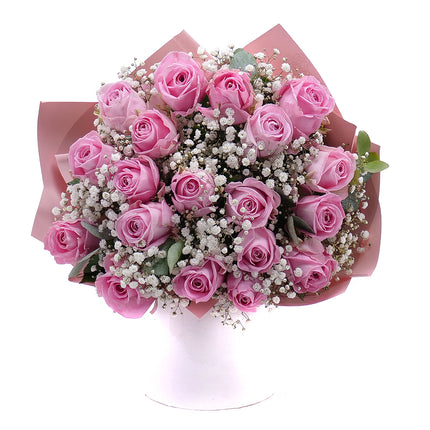 Sweet růžové růže s gypsophilou