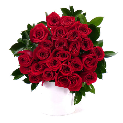 Amore červené růže s dekorační zelení