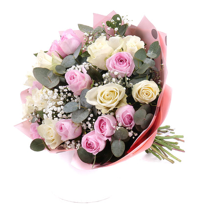 Sweet bílé a růžové růže s eukalyptem