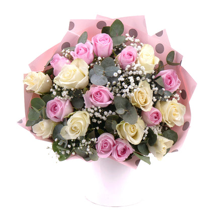 Sweet bílé a růžové růže s eukalyptem