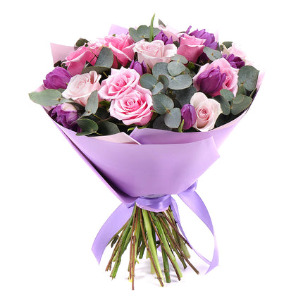 Sweet růžové růže a fialové tulipány