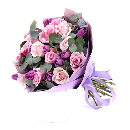 Sweet růžové růže a fialové tulipány