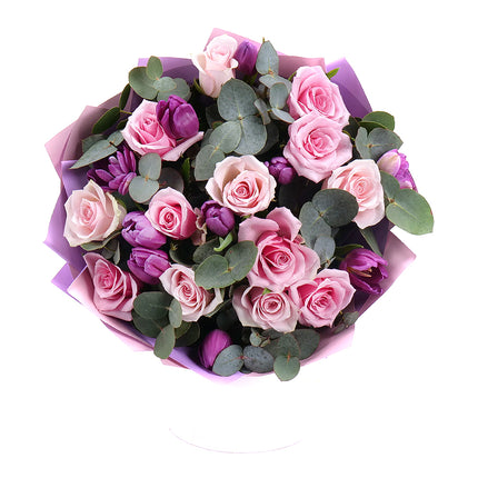 Sweet růžové růže a fialové tulipány
