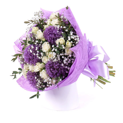 Sweet modré allium a trsové bílé růže