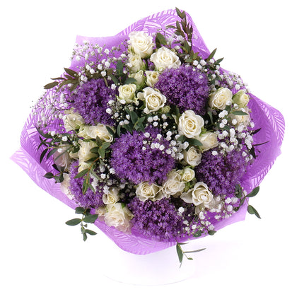 Sweet modré allium a trsové bílé růže