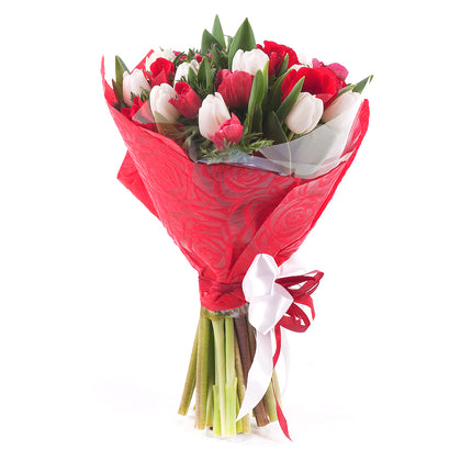 Sweet biele tulipány a červené anemone