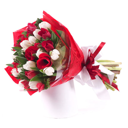 Sweet biele tulipány a červené anemone