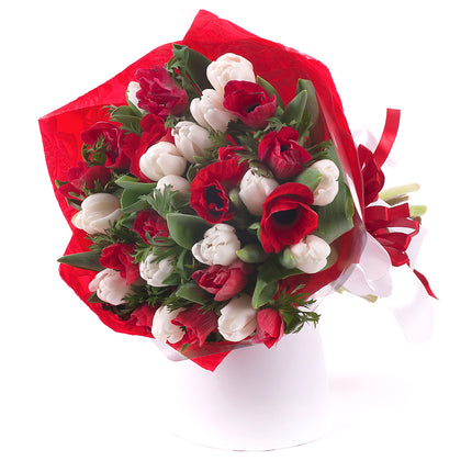 Sweet biele tulipány a červené anemone