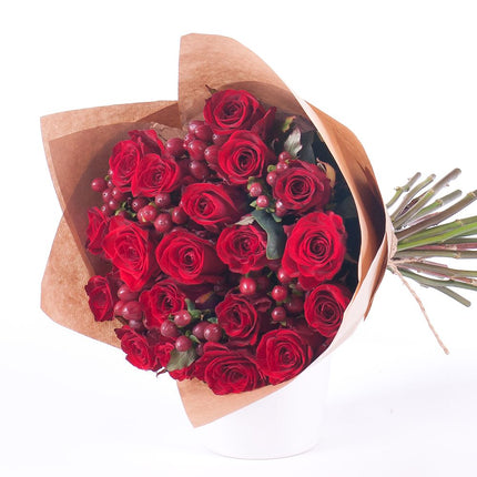 Sweet červené růže a hypericum