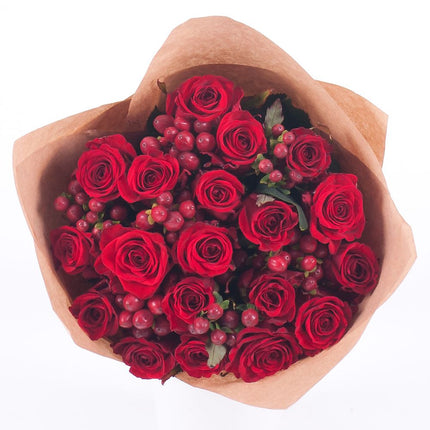 Sweet červené růže a hypericum